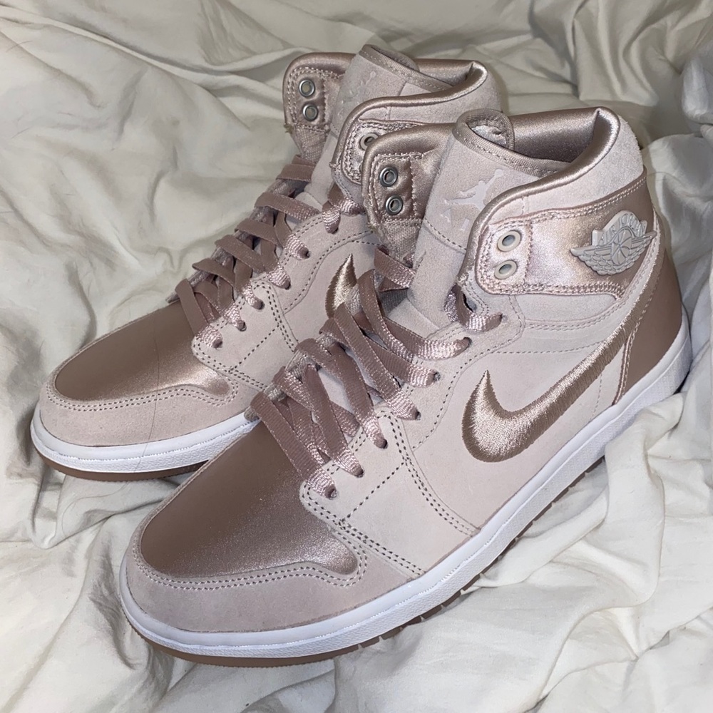 WOMENs AIR JORDAN 1 RETRO SEASON OF HER SLIT